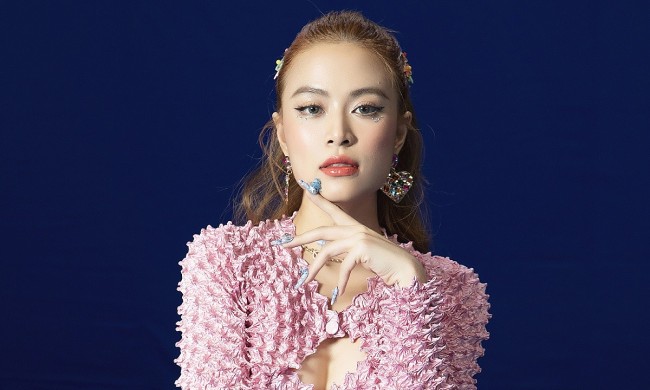 Who Is Vietnamese Singer of 'See Tinh' (See Love): Biography, Career, Personal Life of Hoang Thuy Linh