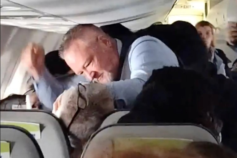 Alaska Airlines Flight Attendant Subdues Unruly Passenger Assaulting Woman - Viral Video