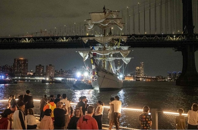 Mexican Navy Ship Cuauhtémoc Collides with Brooklyn Bridge: 2 Dead, 19 Injured