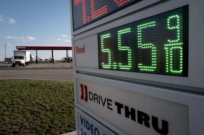 Why Gas Prices Rise Fast but Fall Slow? "Rockets and Feathers" Phenomenone