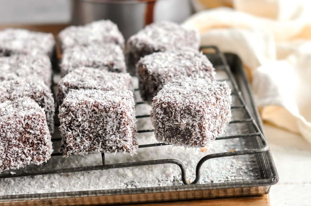 Easy steps to make Australian cake Lamingtons