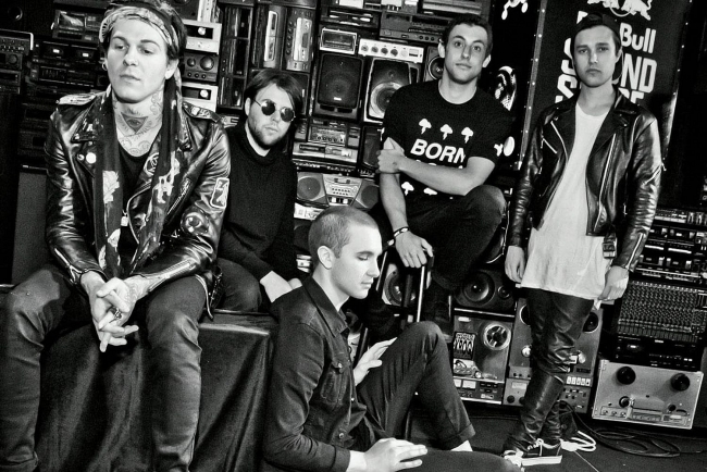 Full lyrics of "Sweater Weather" by The Neighbourhood